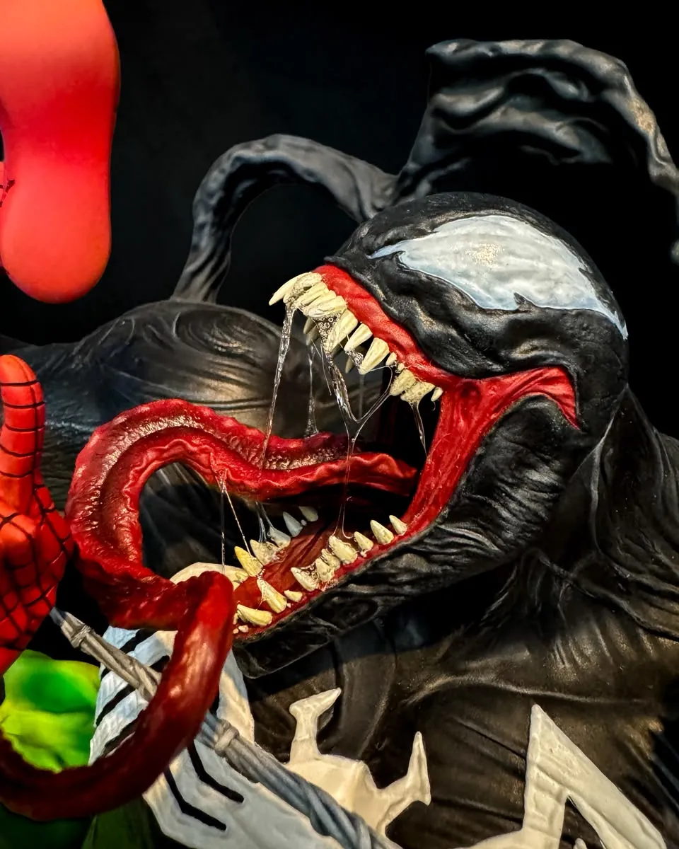 Cabeza del Alien con la boca abierta, mostrando el detalle de la escultura