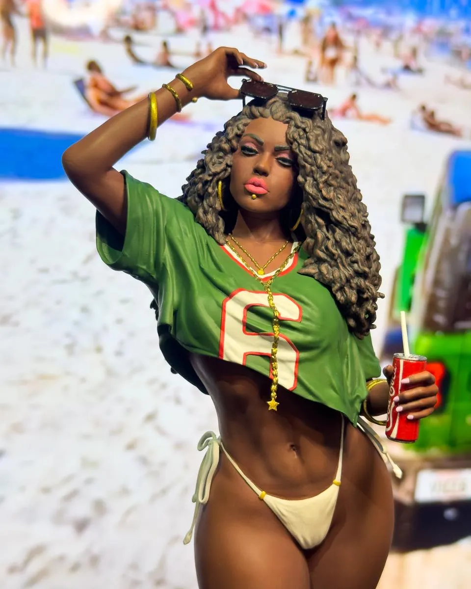 Figura de la mujer de la portada, vista de torso, mostrando el pintado a mano del jersey verde