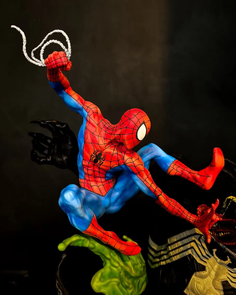 Figura de Spider en pose de lanzamiento de telaraña, vista general