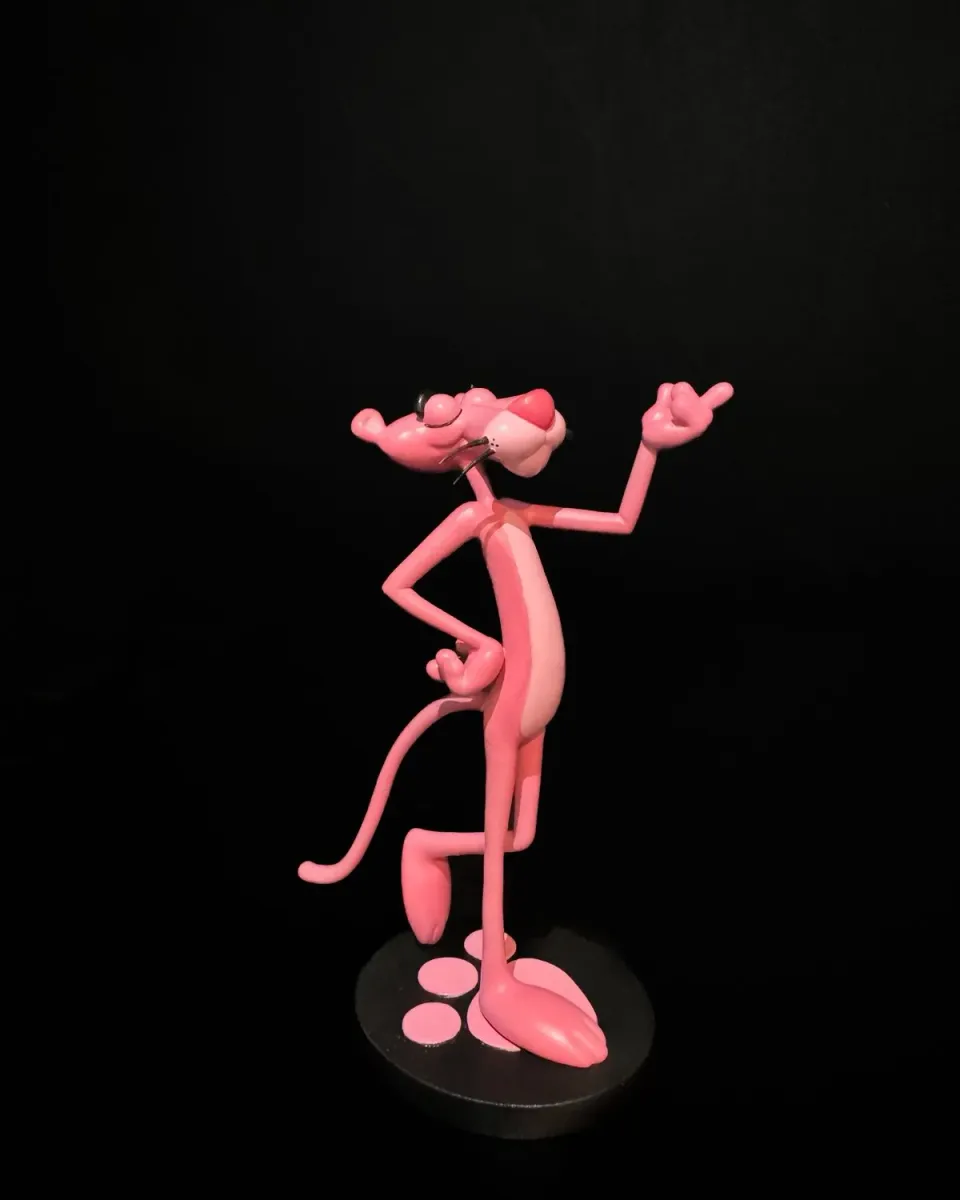 La Pantera Rosa pintada a mano, vista de tres cuartos
