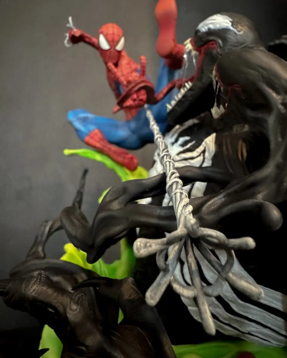 Primer plano de la figura de Spider en pose de lanzamiento de telaraña