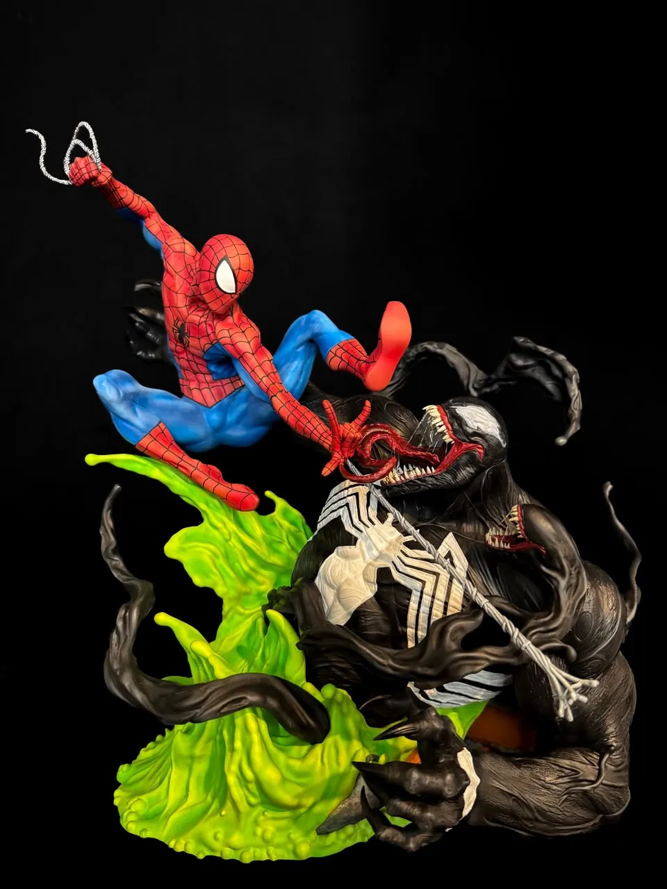 Diorama de Spider vs Alien pintado a mano, figura en pose de lanzamiento de telaraña