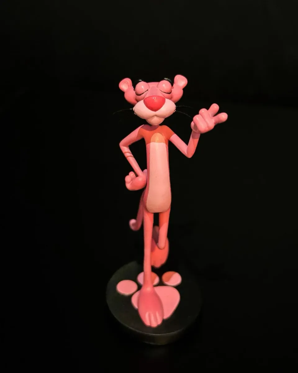 La Pantera Rosa pintada a mano, de frente, en pose característica con la mano en la cadera