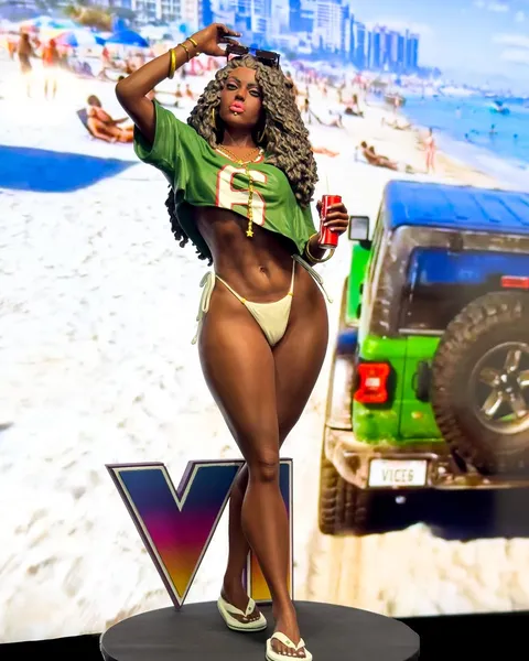 Figura de la mujer de la portada, de cuerpo completo, sobre base circular con el logo VI